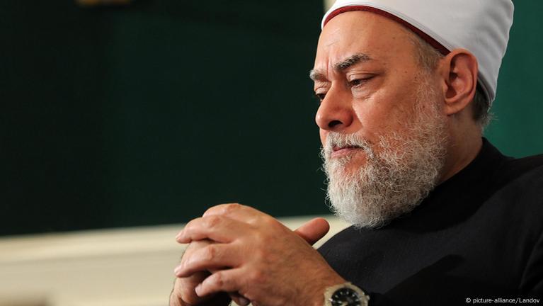 هل يكفر؟.. تعرف على حكم من يؤمن بالأبراج